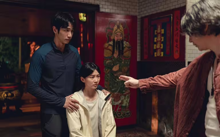 袁澧林宮廟收驚戲搖到缺氧,劉以豪一旁暖身陪伴。(圖/威視提供) 袁澧林宮廟收驚戲搖到缺氧,劉以豪一旁暖身陪伴。(圖/威視提供)