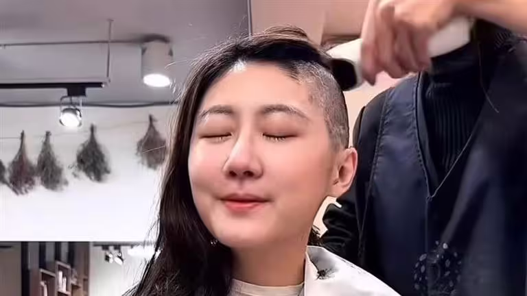 國光女神林茉晶因罹患癌症半年化療六次,副作用掉髮後直接理光頭。(圖/翻攝自林茉晶IG) 國光女神林茉晶因罹患癌症半年化療六次,副作用掉髮後直接理光頭。(圖/翻攝自林茉晶IG)