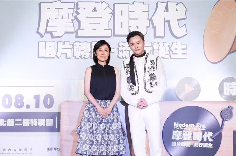 北流董事長黃韻玲(左)與許富凱23日一同出席摩登時代唱片轉動流行誕生開展記者會。(記者陳俊吉攝) 北流董事長黃韻玲(左)與許富凱23日一同出席摩登時代唱片轉動流行誕生開展記者會。(記者陳俊吉攝)