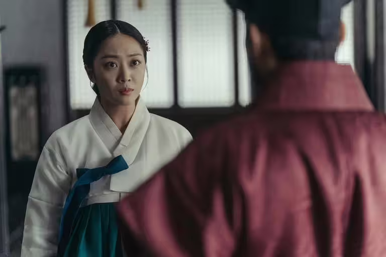 《吞金》曹寶兒劇照,飾演追查真相的在伊,展現堅定眼神 《吞金》曹寶兒劇照,飾演追查真相的在伊,展現堅定眼神
