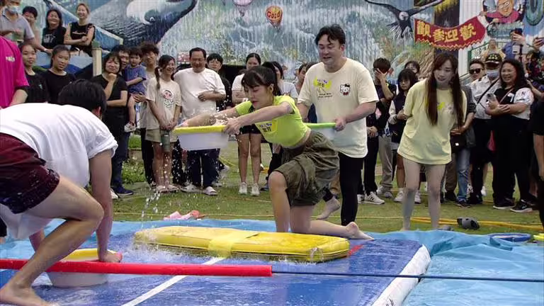 啦啦隊宜芳因為墊子太滑慘摔。(圖/民視提供) 啦啦隊宜芳因為墊子太滑慘摔。(圖/民視提供)