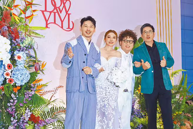 阿Ken(左起)、依依、納豆、洪都拉斯25日一同合影,開心享受婚禮的美好時光。(鄧博仁攝) 阿Ken(左起)、依依、納豆、洪都拉斯25日一同合影,開心享受婚禮的美好時光。(鄧博仁攝)