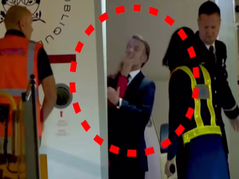 法國第一夫人碧姬,下機前,似乎推了總統馬克宏的臉。法國總統府出面淡化此事。 法國第一夫人碧姬,下機前,似乎推了總統馬克宏的臉。法國總統府出面淡化此事。