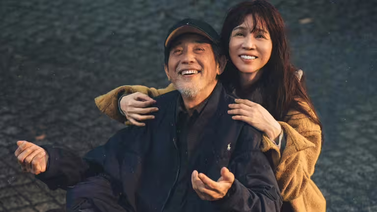 秦漢(左)、謝盈萱劇中父女情令人動容。(圖/Netflix提供) 秦漢(左)、謝盈萱劇中父女情令人動容。(圖/Netflix提供)