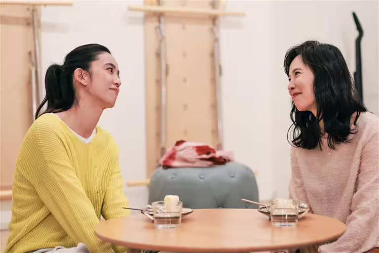 天心(右)與陳庭妮在《慶祝》中談心。(圖/寬想國際娛樂提供) 天心(右)與陳庭妮在《慶祝》中談心。(圖/寬想國際娛樂提供)