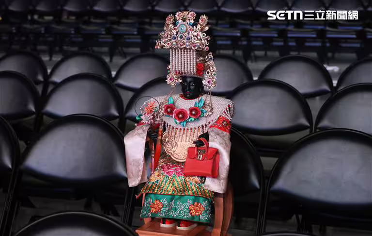 彭佳慧演唱會驚見媽祖神像坐鎮搖滾區。(圖/記者鄭孟晃攝影) 彭佳慧演唱會驚見媽祖神像坐鎮搖滾區。(圖/記者鄭孟晃攝影)