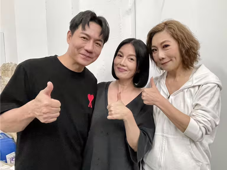 陳隨意（左起）、苗可麗、郎祖筠7日完成演出後，在後台合影。（林淑娟攝）