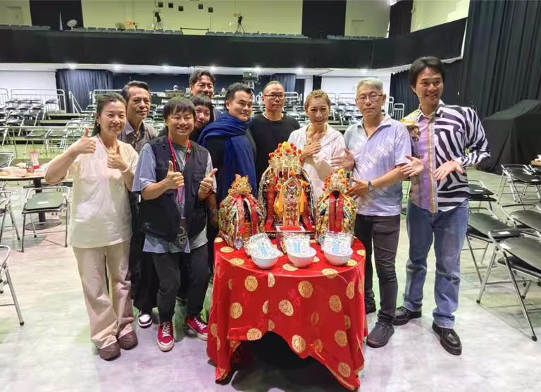 賴銘偉（左3）帶著廣澤宮3位神尊現身劇場，為郎祖筠（右3）主演的舞台劇《老闆～來碗陽春麵！》進行祭台賜福儀式。（大溪鳳山寺廣澤宮提供）