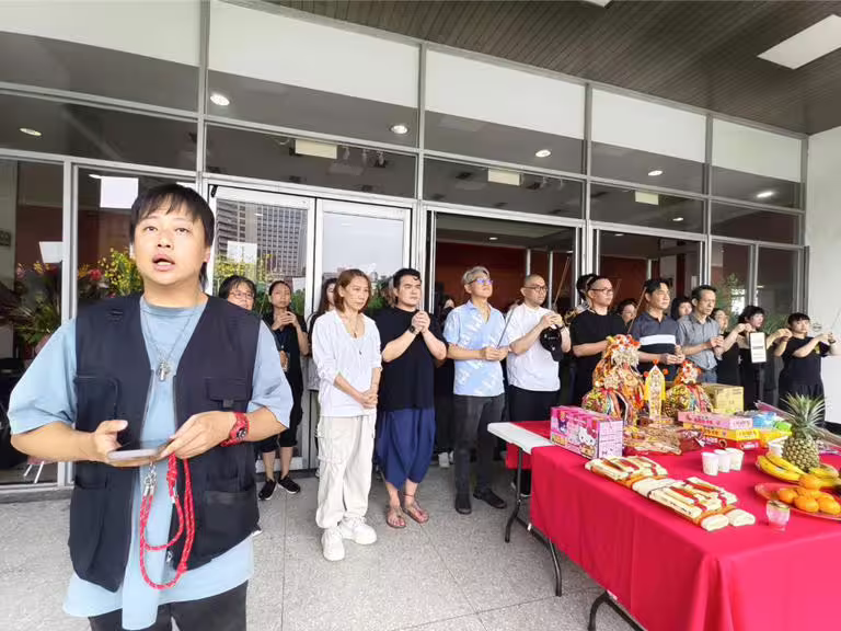 賴銘偉（左起）帶著廣澤宮3位神尊現身劇場，為郎祖筠、黃浩詠、陳隨意等人主演的舞台劇《老闆～來碗陽春麵！》進行祭台賜福儀式。（大溪鳳山寺廣澤宮提供）