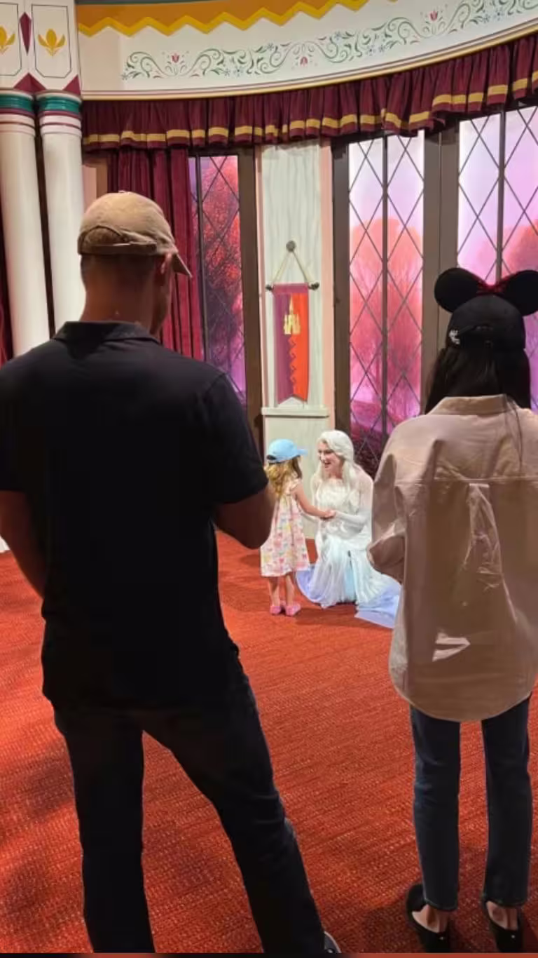 哈利梅根一家開心遊迪士尼。(圖/翻攝自IG @meghan) 哈利梅根一家開心遊迪士尼。(圖/翻攝自IG @meghan)