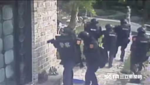 當年警方荷槍實彈攻堅江欽良住家,讓小潘潘罹患恐慌症。(圖/資料照) 當年警方荷槍實彈攻堅江欽良住家,讓小潘潘罹患恐慌症。(圖/資料照)