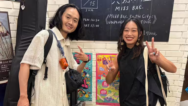 「貝克小姐 Miss Bac.」展開全台巡演,但吉他手秉恩(左)在首站宜蘭就因身體不適掛急診。(圖/福茂唱片提供) 「貝克小姐 Miss Bac.」展開全台巡演,但吉他手秉恩(左)在首站宜蘭就因身體不適掛急診。(圖/福茂唱片提供)