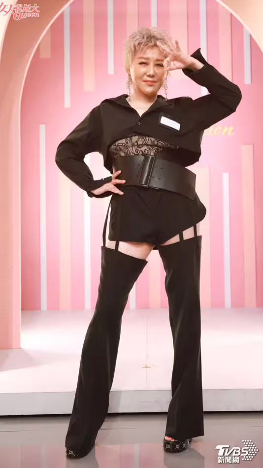 藍心湄前年評論金曲紅毯的穿搭,在腰間藏蕾絲小心機。(圖/TVBS) 藍心湄前年評論金曲紅毯的穿搭,在腰間藏蕾絲小心機。(圖/TVBS)