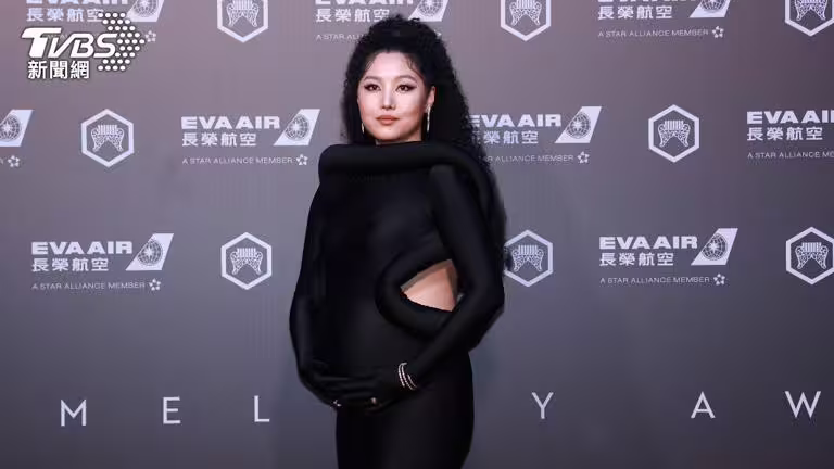 入圍金曲最佳新人獎,鄭雙雙挺著七個月大孕肚走紅毯。(圖/記者張哲鳴攝影) 入圍金曲最佳新人獎,鄭雙雙挺著七個月大孕肚走紅毯。(圖/記者張哲鳴攝影)