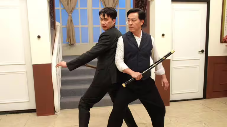 張雁名(左)拍到滿臉是血,讓尹昭德嚇一跳。(圖/台視提供) 張雁名(左)拍到滿臉是血,讓尹昭德嚇一跳。(圖/台視提供)