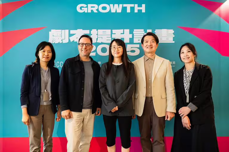 文策院代理院長胡婷俐(左起)、美國名編劇 Mark Goffman、編劇金銀姬與韓 SBS 資深執行董事權虎進、文策院內容策進處處長蘇韋菁(右一) 文策院代理院長胡婷俐(左起)、美國名編劇 Mark Goffman、編劇金銀姬與韓 SBS 資深執行董事權虎進、文策院內容策進處處長蘇韋菁(右一)