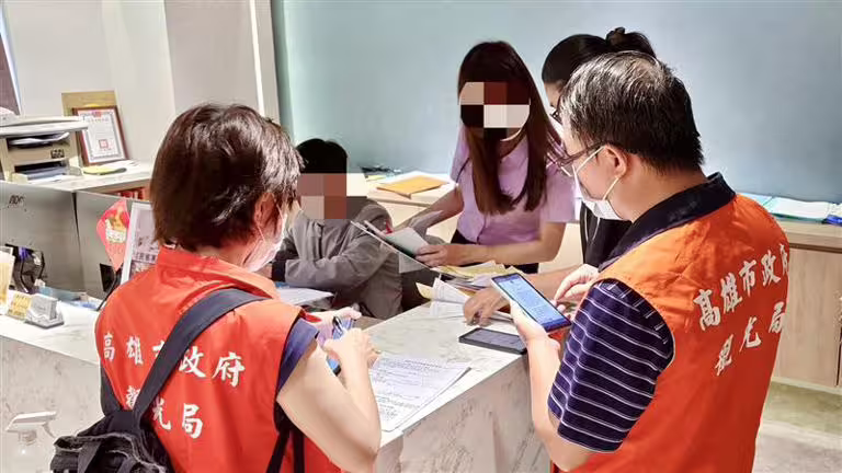 高雄觀光局稽查旅宿，發現3家業者哄抬房價或取消訂單。（圖／觀光局提供）