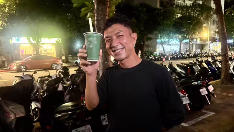 《白衣蒼狗》泰籍影帝萬洛隆甘迦再度抵台，昨開心品嘗在地美食綠豆沙。（圖／牽猴子提供）