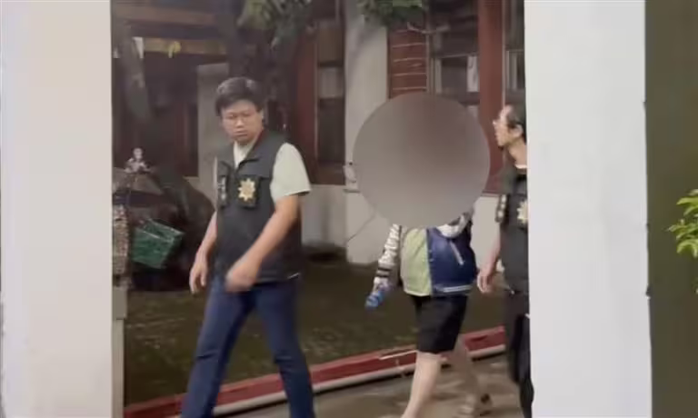 李女到案後,稱身體不舒服,還一度送醫看診。(圖/翻攝畫面) 李女到案後,稱身體不舒服,還一度送醫看診。(圖/翻攝畫面)