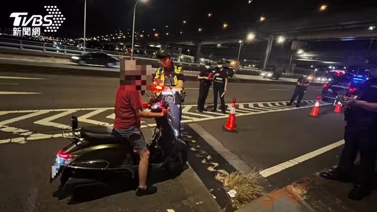 警方在颱風夜執行路檢查緝,當場逮獲2名酒駕的機車騎士。(圖/TVBS) 警方在颱風夜執行路檢查緝,當場逮獲2名酒駕的機車騎士。(圖/TVBS)