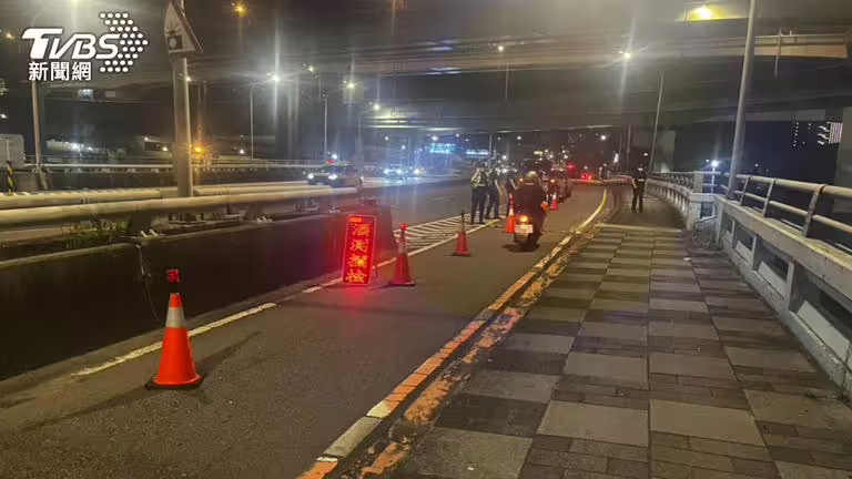 警方颱風夜不打烊,在土城市區多個地點執行路檢勤務。(圖/TVBS) 警方颱風夜不打烊,在土城市區多個地點執行路檢勤務。(圖/TVBS)