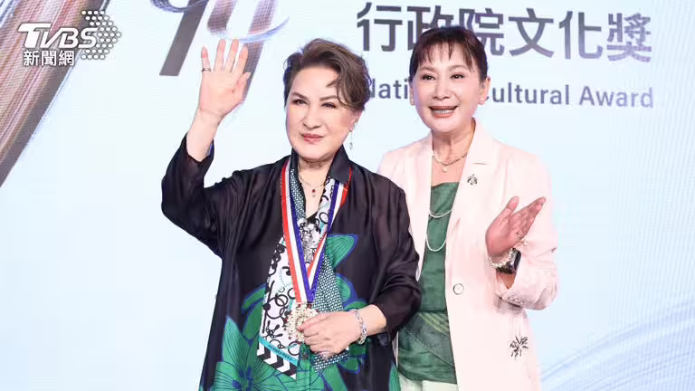 楊麗花現身頒獎典禮,愛徒陳亞蘭陪同出席,為恩師獻花。(圖/TVBS) 楊麗花現身頒獎典禮,愛徒陳亞蘭陪同出席,為恩師獻花。(圖/TVBS)