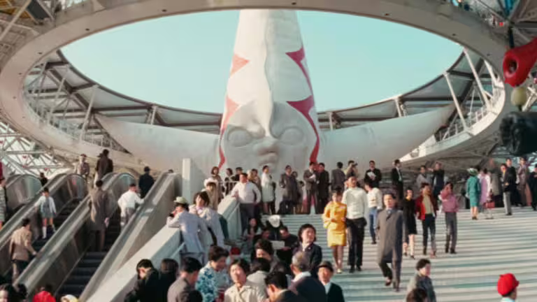 影視聽中心特別播放《萬博追踪》(1970)修復版片段,讓大家重回當年大阪萬博場景。(圖/國家影視聽中心提供) 影視聽中心特別播放《萬博追踪》(1970)修復版片段,讓大家重回當年大阪萬博場景。(圖/國家影視聽中心提供)