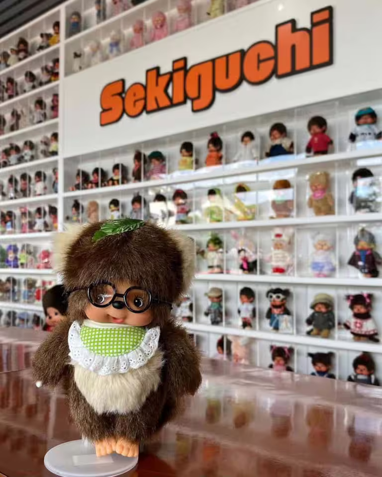夢奇奇「Monchhichi」於日本 Sekiguchi 公司創作家 Yoshiharu Washino 在 1974 年推出的虛擬人物,感源自於早期猴子玩具「Kuta Kuta Monkey」。 夢奇奇「Monchhichi」於日本 Sekiguchi 公司創作家 Yoshiharu Washino 在 1974 年推出的虛擬人物,感源自於早期猴子玩具「Kuta Kuta Monkey」。