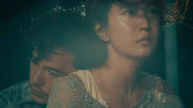 邱澤(左)、9m88(右)在電影《女孩》片中飾演夫妻。(圖/甲上提供) 邱澤(左)、9m88(右)在電影《女孩》片中飾演夫妻。(圖/甲上提供)