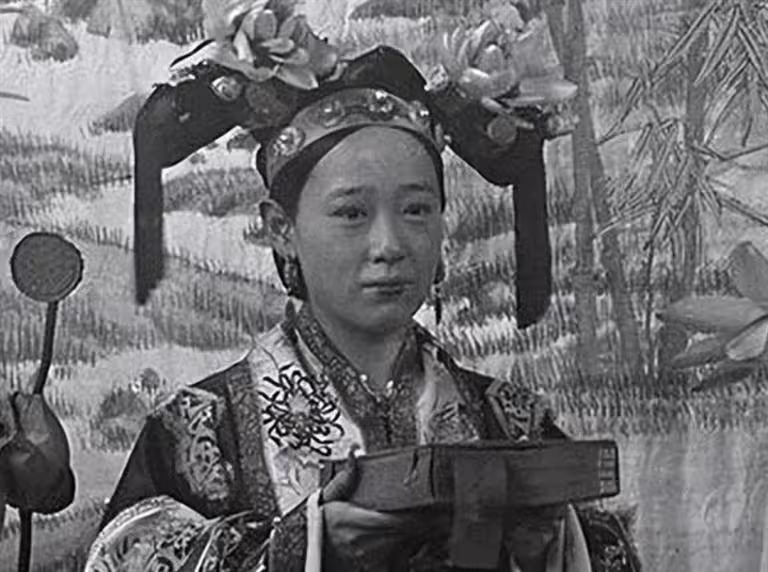 黑白照片難掩其美貌,四格格是名副其實的清朝第一美人。(圖/翻攝自微博) 黑白照片難掩其美貌,四格格是名副其實的清朝第一美人。(圖/翻攝自微博)