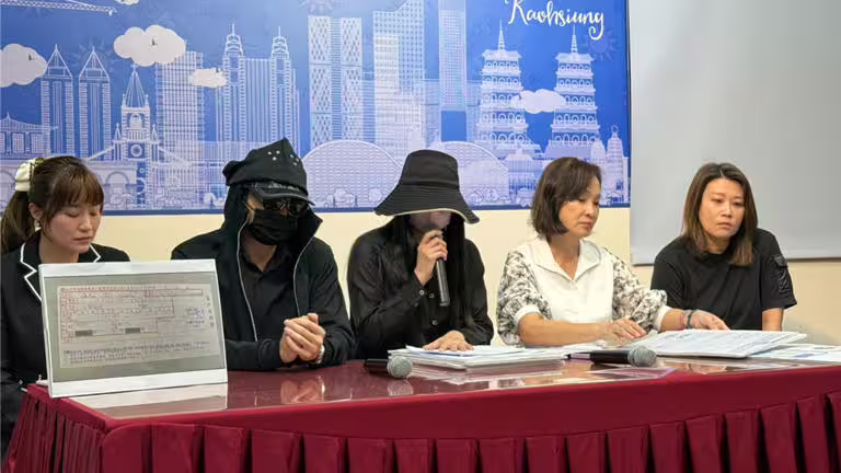 家屬今（28）日在立委柯志恩、市議員許采蓁、黃香菽陪同下舉行記者會，控訴負責手術的王姓網紅醫師未經正當評估、私下收取上百萬費用，導致醫療爭議疑雲重重，要求政府立即介入調查。（柯宗緯攝）