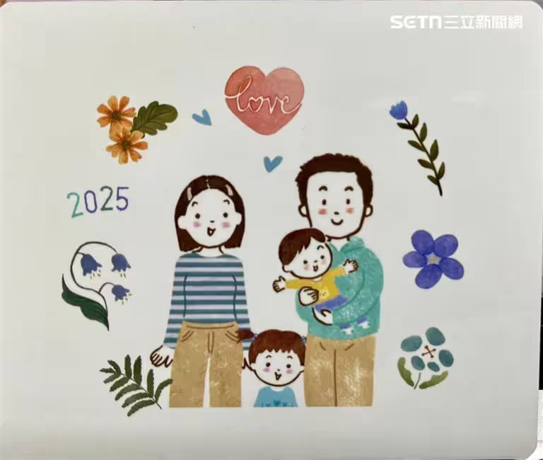 林依晨發送兒子彌月禮附上一家四口似顏繪。(圖/記者杜沛學攝影) 林依晨發送兒子彌月禮附上一家四口似顏繪。(圖/記者杜沛學攝影)