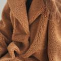 淺棕羊羔絨外套——泰迪熊外套，給你一個又暖又萌的秋冬
