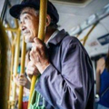 老人搭公車忘記帶錢！乘客開口幫求情　司機一番話「全車瞬間沈默」