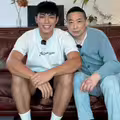 媽媽胃癌過世！王ADEN爸帶抱枕出遊合照 背後故事超催淚