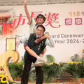 從族服到公主抱！市長獎頒獎感動全場 黃偉哲笑迎挑戰與學生同框留青春