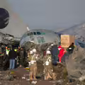 國際重大空難！墜機市區釀22死奪命關鍵曝光　2駕駛被捕「民眾狂搶19億鈔票」