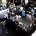 20歲廚師剛到職　飯店冰箱突爆炸碎片射頭