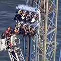 雲霄飛車出事　8學生倒掛高空