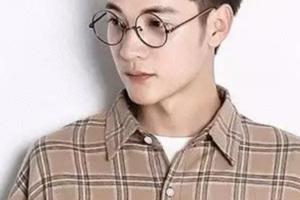 額頭兒寬，可是卻不想留劉海，怎麼辦？男生戴眼鏡、長臉、微胖臉適合什麼髮型？