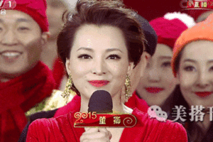 《朗讀者》董卿簡愛黑白裝，陪你聆聽歷盡千帆的多彩人生