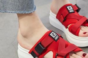 愛美的懶女人解放雙腳，釋放雙手，從今天開始，快來看看都有那些值得一試的涼拖吧