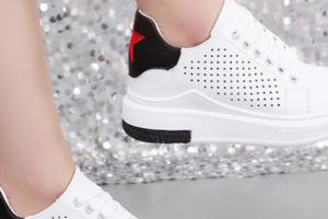 90後MM別再傻傻穿著不透氣的小白鞋了，試試這8款鏤空小白鞋，更時尚還透氣舒適不捂腳