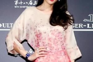 陳喬恩三亞度假大秀美肌，卻火了身上的連衣裙，美翻天