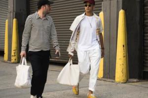 今夏最新流行起來的卡其褲，潮流時尚的代表，說不得脫單就靠它了