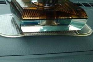 為了在車裡擺一件名牌香水，貼了一塊防滑墊，3個月後車主追悔莫及！