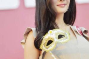 楊冪穿乞丐牛仔短褲搭配恨天高錄製《明日之子》，網友：這逆天大長腿實在搶鏡！