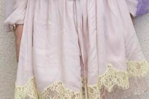 50歲的妮可基德曼穿衣不服老輕柔迷你連衣裙穿出少女感