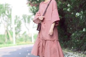 夏天最有文藝范的裙子，當屬弔帶連衣裙，愛拍女人不容錯過