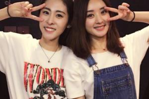 趙麗穎丸子頭背帶褲像高中生，氣質減齡我感覺麗穎最好，你覺得呢